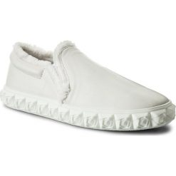 Tenisówki Stuart Weitzman Fringiebelle XL17419. Białe półbuty damskie Stuart Weitzman, bez wzorów, bez zapięcia. W wyprzedaży za 779,00 zł.