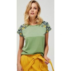 T-shirt z ozdobnym nadrukiem. Zielone bluzki damskie Moodo, xl, w paski, z bawełny, klasyczne, z okrągłym kołnierzem, z krótkim rękawem. Za 39,99 zł.