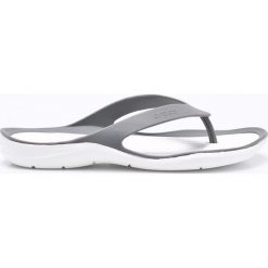 Crocs - Japonki. Szare klapki damskie marki Crocs, bez wzorów, z gumy, bez obcasa. W wyprzedaży za 99,90 zł.
