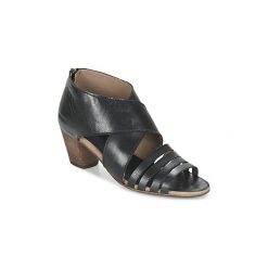 Sandały Kickers SOWETO. Czarne sandały damskie marki Kickers, bez wzorów, bez obcasa, bez zapięcia. Za 455,20 zł.