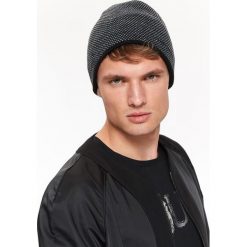 CZAPKA MĘSKA. Czarne czapki męskie Top Secret, na zimę, bez wzorów, z dzianiny. W wyprzedaży za 24,99 zł.