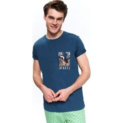 T-SHIRT Z KIESZONKĄ I NADRUKIEM. T-shirty męskie Top Secret. Za 29,99 zł.