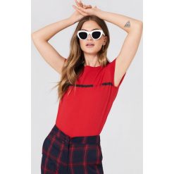 NA-KD T-shirt J'adore - Red. Czerwone t-shirty damskie marki NA-KD, z nadrukiem, z bawełny. W wyprzedaży za 51,07 zł.
