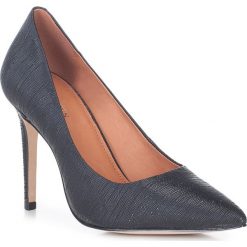 Szpilki ze skóry nubukowej. Czarne szpilki Wittchen, w paski, ze skóry, eleganckie, bez obcasa, na szpilce, z paskami. W wyprzedaży za 275,90 zł.