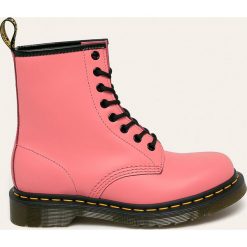Dr. Martens - Workery skórzane 1460 Acid Pink. Różowe workery damskie Dr. Martens, ze skóry, z okrągłym noskiem, bez obcasa, na obcasie, na sznurówki. Za 699,90 zł.
