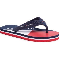 Japonki TOMMY HILFIGER - Lettering Print Flip Flop T3B0-30750-0058 S Blue 800. Niebieskie sandały chłopięce TOMMY HILFIGER, z tworzywa sztucznego, bez zapięcia. W wyprzedaży za 99,00 zł.