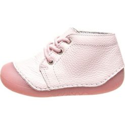 Skórzane buty w kolorze jasnoróżowym do nauki chodzenia. Różowe buciki niemowlęce Richter, ze skóry, na sznurówki. W wyprzedaży za 97,95 zł.