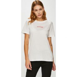 Tommy Hilfiger - Top. Białe bluzki damskie marki TOMMY HILFIGER, s, z bawełny, z okrągłym kołnierzem. W wyprzedaży za 99,90 zł.