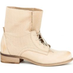 Botki - skóra naturalna - model 460 - kolor beżowy. Brązowe botki damskie Zapato, ze skóry, bez obcasa, bez zapięcia. W wyprzedaży za 259,35 zł.