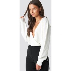 NA-KD Trend Sweter z kopertowym dekoltem - White. Białe swetry oversize damskie NA-KD Trend. Za 121,95 zł.