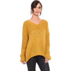 Sweter "Igal" w kolorze musztardowym. Żółte swetry klasyczne damskie marki Cosy Winter, s, ze splotem, z asymetrycznym kołnierzem. W wyprzedaży za 159,95 zł.