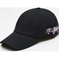 Czapka z daszkiem kolekcja Cherry Blossoms - Różowy. Różowe czapki męskie Cropp, bez wzorów. Za 39,99 zł.