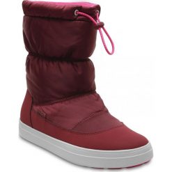 Crocs śniegowce LodgePoint Shiny PullOn W Garnet/Candy Pink 38,5. Różowe buty sportowe damskie Crocs, bez wzorów, ze skóry, na wysokim obcasie. W wyprzedaży za 229,00 zł.