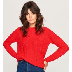 Sweter z ozdobnym splotem - Czerwony. Czerwone swetry damskie Reserved, s, bez wzorów, ze splotem, bez kołnierzyka, bez kaptura. Za 119,99 zł.