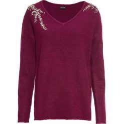 Sweter oversize z aplikacją z perełek bonprix jeżynowo-czerwony melanż. Różowe swetry damskie bonprix, z aplikacjami, bez rękawów, bez kaptura. Za 109,99 zł.