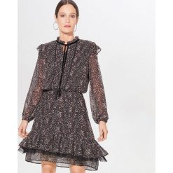 Szyfonowa sukienka z falbanami - Czarny. Czarne sukienki damskie Mohito, bez wzorów, z szyfonu, bez kołnierzyka, bez rękawów. Za 179,99 zł.