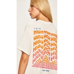 Local Heroes - T-shirt High High High. Białe bluzki damskie LOCAL HEROES, s, z nadrukiem, z bawełny, z okrągłym kołnierzem, z krótkim rękawem. Za 169,90 zł.