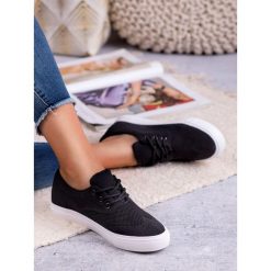 CZARNE TEKSTYLNE TRAMPKI. Czarne trampki i tenisówki damskie SHELOVET, bez wzorów, bez zapięcia. Za 52,90 zł.