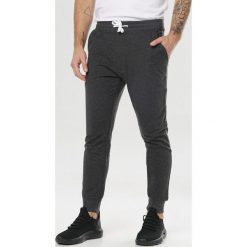 Ciemnoszare Spodnie Amalicine. Szare spodnie męskie Born2be, s, bez wzorów, z dresówki. Za 59,99 zł.