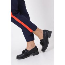 Czarne półbuty z gumką kokardka Casu 7-X8476. Czarne półbuty damskie Casu, bez wzorów, bez obcasa, bez zapięcia. Za 49,99 zł.