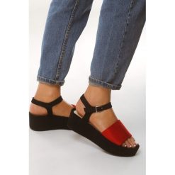 Czerwone Sandały Retailer. Czerwone koturny damskie Born2be, bez obcasa, na platformie, ze sprzączką. Za 79,99 zł.
