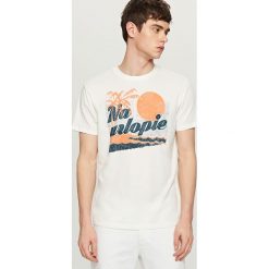 T-shirty męskie: T-shirt z hasłem i nadrukiem – Kremowy