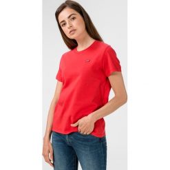 Levi's® The Perfect Koszulka Czerwony. Czerwone koszulki damskie s, bez wzorów, z bawełny, bez kołnierzyka. Za 102,95 zł.