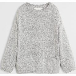 Mango Kids - Sweter dziecięcy Task 110-164 cm. Szare swetry dziewczęce z bawełny, z okrągłym kołnierzem. W wyprzedaży za 59,90 zł.