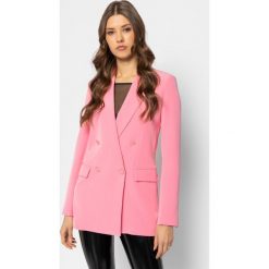 Żakiet Guess JENNIFER LOPEZ Cheryl W0GN18 WB4H0. Różowe marynarki damskie Guess, xs, z aplikacjami. W wyprzedaży za 419,00 zł.