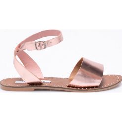 Steve Madden - Sandały Danny. Różowe klapki damskie Steve Madden, bez wzorów, ze skóry, bez obcasa, na obcasie. W wyprzedaży za 199,90 zł.