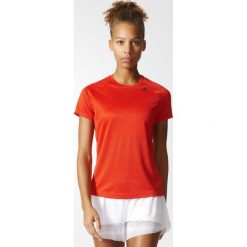 DAMSKA KOSZULKA ADIDAS DESIGN2MOVE TRENING (XS). Czerwone t-shirty damskie Adidas, s, w paski, z poliesteru, bez kołnierzyka. W wyprzedaży za 69,99 zł.