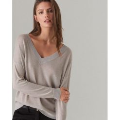 Połyskujący sweter z dekoltem w szpic - Beżowy. Brązowe swetry damskie Mohito, s, bez wzorów, bez rękawów, bez kaptura. Za 79,99 zł.