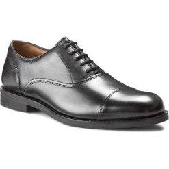 Półbuty CLARKS - Coling Boss 261193457 Black Leather. Czarne buty wizytowe męskie Clarks, ze skóry, bez zapięcia. W wyprzedaży za 369,00 zł.