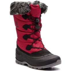 Śniegowce KAMIK - Momentum2 NK2178 Red. Czerwone kozaki damskie Kamik, na zimę, z tworzywa sztucznego, bez obcasa, bez zapięcia. W wyprzedaży za 299,00 zł.
