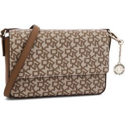 Torebka DKNY - Bryant Md Flap Cbody R82EJ467 Chino Logo/Vic CVU. Pomarańczowe chinosy damskie DKNY, bez wzorów, ze skóry ekologicznej, bez dodatków. W wyprzedaży za 399,00 zł.