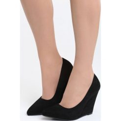 Czarne Koturny Shrug Me Off. Czarne buty ślubne damskie marki Born2be, ze szpiczastym noskiem, na wysokim obcasie, na koturnie. Za 39,99 zł.