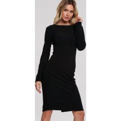 Czarna Sukienka Husbandman. Czarne sukienki damskie Renee, na wiosnę, s, bez wzorów, z okrągłym kołnierzem, bez rękawów, midi, dopasowane. Za 69,99 zł.