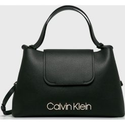 Calvin Klein - Torebka. Czarne torebki klasyczne damskie Calvin Klein, w paski, ze skóry ekologicznej, casualowe, na ramię, małe, bez dodatków. Za 729,90 zł.