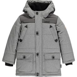 Parka funkcyjna w kolorze szarym. Szare kurtki chłopięce lamino, z aplikacjami, ze skóry, bez kaptura. W wyprzedaży za 182,95 zł.