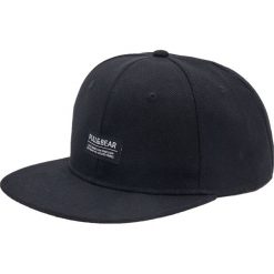 Czarna czapka z logo. Czarne czapki z daszkiem męskie Pull&Bear. Za 39,90 zł.