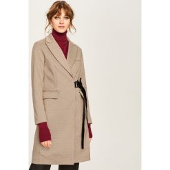 Elegancki płaszcz z ozdobnym wiązaniem - Wielobarwn. Szare płaszcze damskie marki Reserved, eleganckie. W wyprzedaży za 149,99 zł.