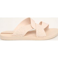 Ipanema - Klapki. Białe klapki damskie Ipanema, bez wzorów, z gumy, bez obcasa, na obcasie. W wyprzedaży za 99,90 zł.