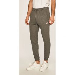 New Balance - Spodnie. Szare spodnie męskie New Balance, na co dzień, s, bez wzorów, z bawełny. W wyprzedaży za 199,90 zł.