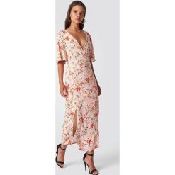 Trendyol Sukienka w kwiaty - Pink,Multicolor. Różowe sukienki damskie marki Trendyol, w kwiaty, bez kołnierzyka, z krótkim rękawem, krótkie, midi. Za 100,95 zł.