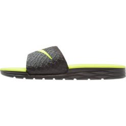 Nike Sportswear BENASSI SOLARSOFT Sandały kąpielowe black/volt. Czarne kąpielówki męskie marki Nike Sportswear, z materiału. Za 129,00 zł.