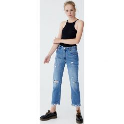 Rozszerzane jeansy z przetarciami. Niebieskie jeansy damskie Pull&Bear, z jeansu. Za 99,90 zł.