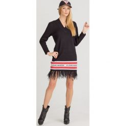 SUKIENKA SVEVA Guess. Czarne sukienki damskie Guess, na imprezę, s, z aplikacjami, z dzianiny, bez kołnierzyka, bez rękawów. Za 639,00 zł.