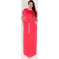 Koralowa sukienka maxi długa z kieszeniami i sznurkiem oversize PLUS SIZE. Pomarańczowe sukienki damskie Moda Size Plus Iwanek, na co dzień, na lato, s, bez wzorów, z elastanu, bez kołnierzyka, plus size, z długim rękawem, długie, mini, oversize. Za 155,00 zł.