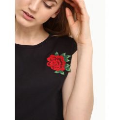 Bluzka krótki rękaw luźna. Czarne bluzki damskie Top Secret, z aplikacjami, z bawełny, bez kołnierzyka, z krótkim rękawem. W wyprzedaży za 29,99 zł.