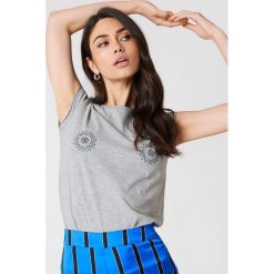 NA-KD T-shirt z błyszczącym zdobieniem z przodu - Grey. Szare t-shirty damskie NA-KD. W wyprzedaży za 18,29 zł.
